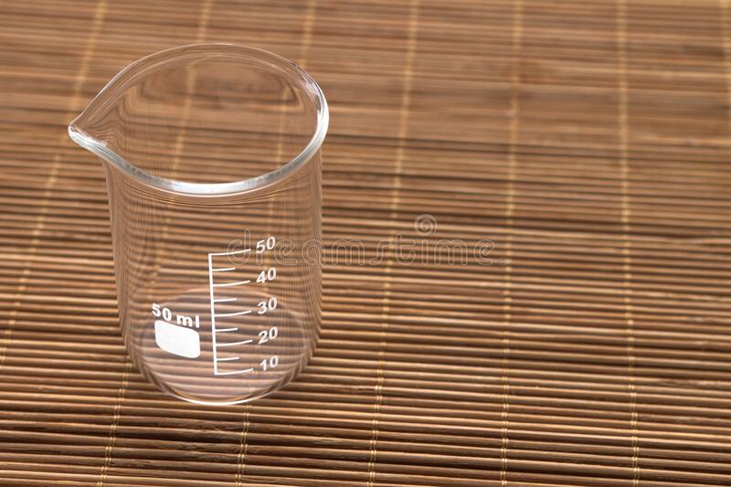 un-vaso-de-precipitado-ml-transparente-vacío-sobre-una-superficie-madera-169583080